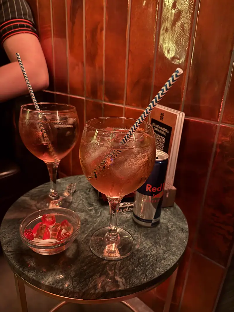 Gin-tonics rosados sobre mesa de mármol verde en NOOR