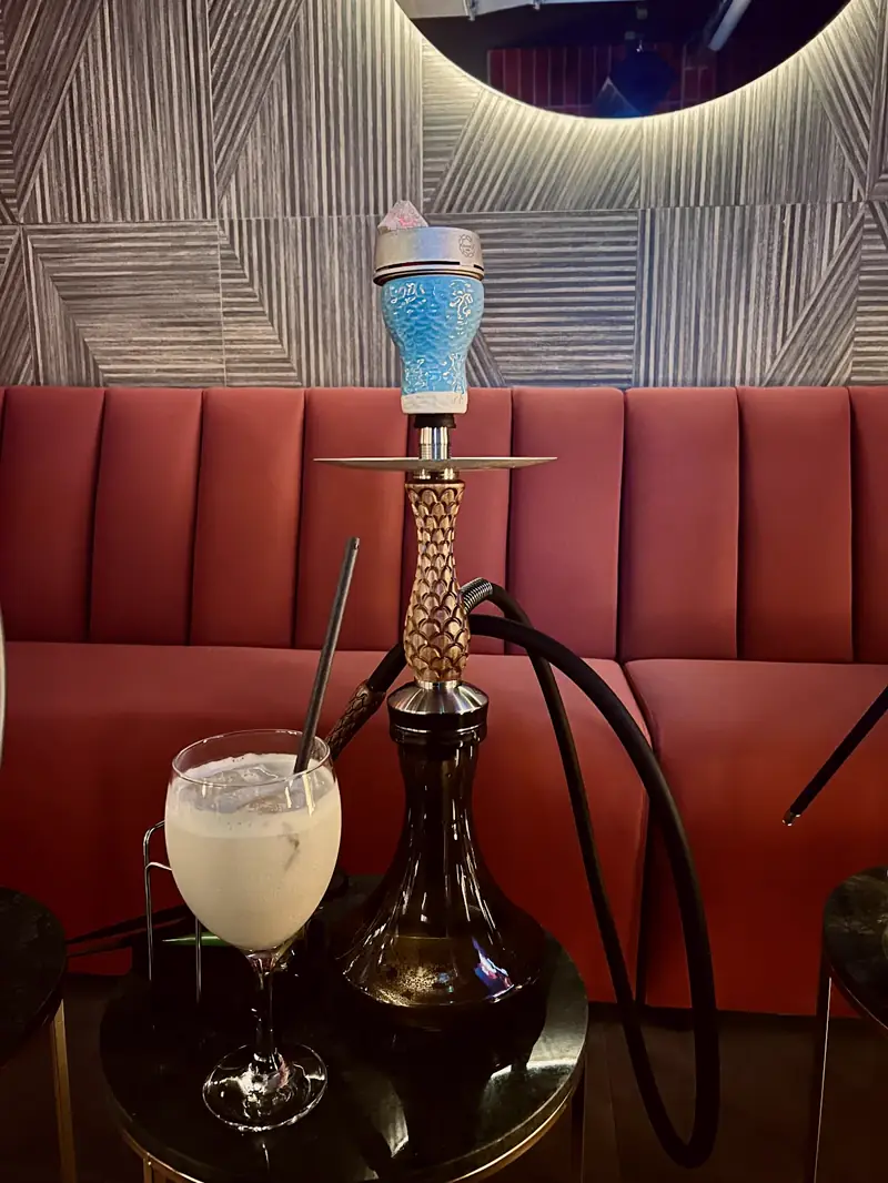 Shisha azul y dorada con un cóctel en NOOR Lounge Valencia