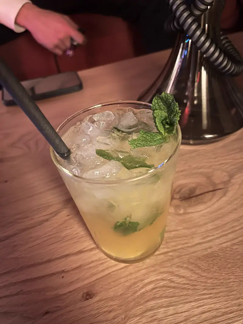 Mojito con hierbabuena junto a una cachimba